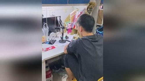 宿舍吃瓜模仿视频,欢乐搞笑，还原校园生活点滴