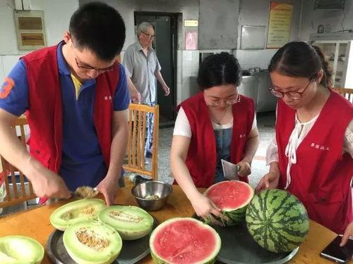 跟爷爷比赛吃瓜,我与爷爷的甜蜜较量