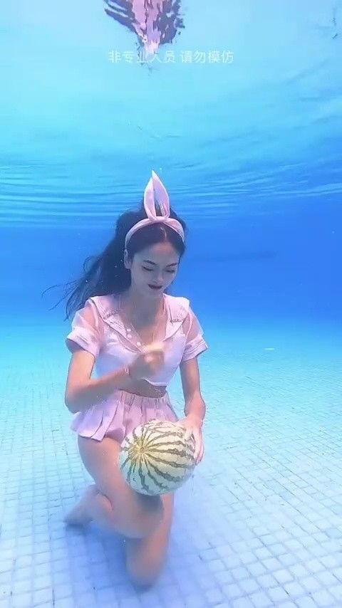 小姐姐水下吃瓜,小姐姐畅享神秘海底“瓜宴”