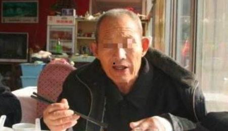 老汉吃瓜哭笑不得